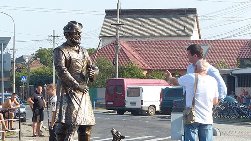 Ромів обурив скандальний пам’ятник у Мукачевому