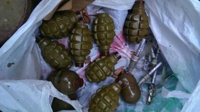 После стрельбы в Мукачево на Закарпатье снова нашли много оружия После стрельбы в Мукачево на Закарпатье снова нашли много оружия