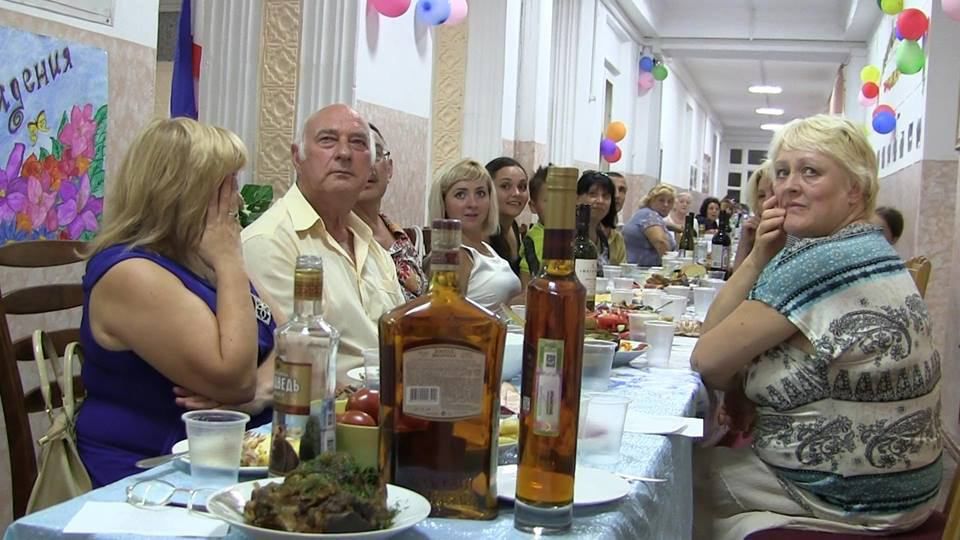 "Русскій мір" в Криму: вчителі влаштували п'янку в школі і ледь не побили свідка