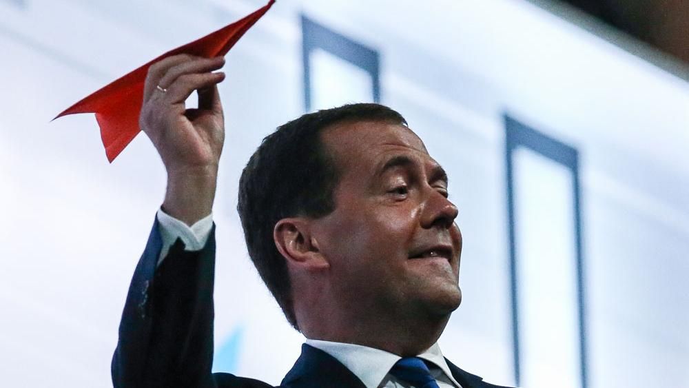 Медведев пожаловался на санкции и цену на нефть