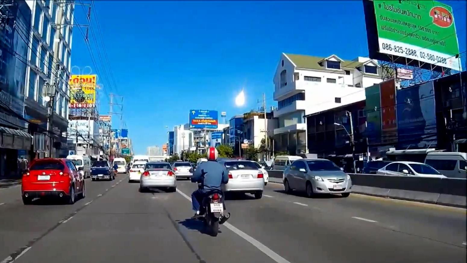 Необычное явление сняли на видео жители Бангкока