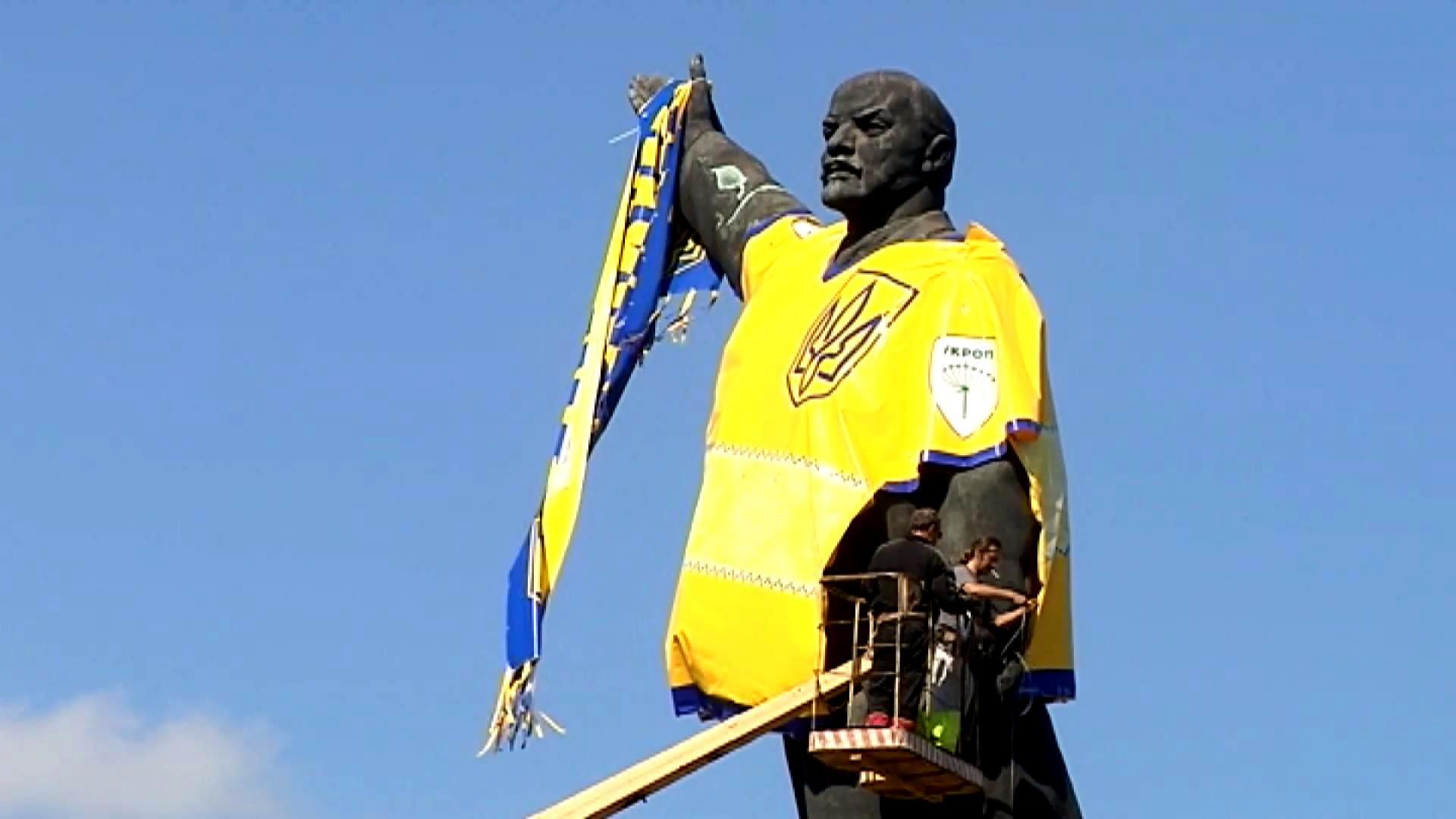 Леніна у Запоріжжі одягли у форму збірної України з футболу Леніна у Запоріжжі одягли у форму збірної України з футболу