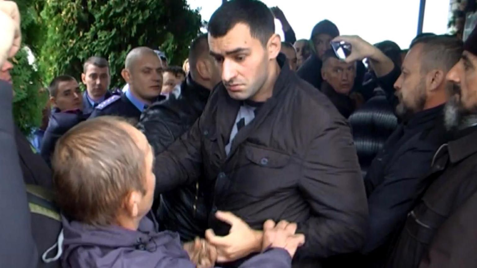 На Тернопільщині ділять церкву бійкою та лайкою На Тернопільщині ділять церкву бійкою та лайкою