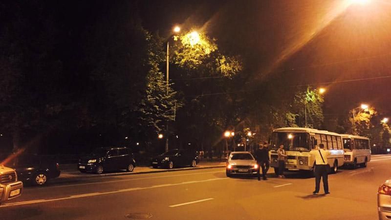 Полиция перекрыла улицу Грушевского в Киеве Полиция перекрыла улицу Грушевского в Киеве
