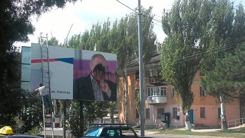 Путина в Крыму облили черной краской Путина в Крыму облили черной краской