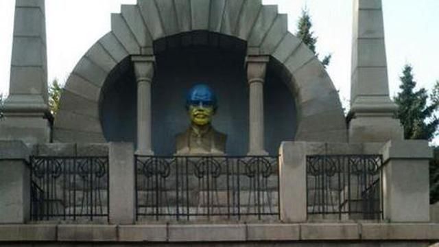 В російському Челябінську знову пофарбували Леніна в синьо-жовті кольори