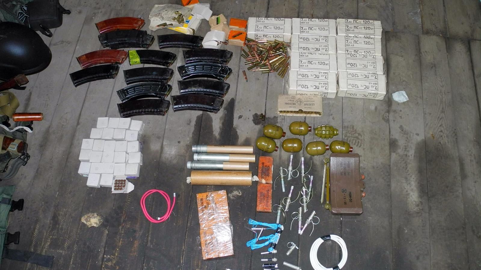 ГАИшники нашли солидный арсенал у "веселой семейки" в Донецкой области ГАИшники нашли солидный арсенал у "веселой семейки" в Донецкой области