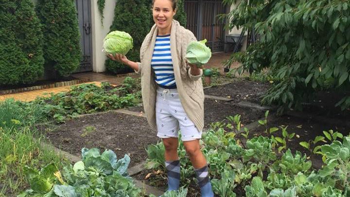 Королевська змінила кросівки на стильні гумові чоботи Королевська змінила кросівки на стильні гумові чоботи