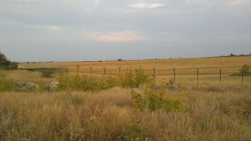 Росія відгородилась від луганських терористів колючим дротом, — ЗМІ Росія відгородилась від луганських терористів колючим дротом, — ЗМІ