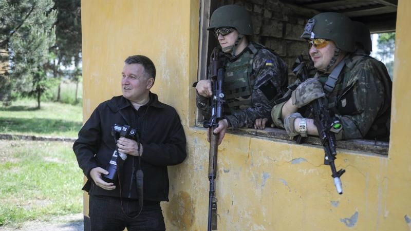 Це цивілізованіше, ніж печерна тупість під Радою, — Аваков про позов Тягнибока Це цивілізованіше, ніж печерна тупість під Радою, — Аваков про позов Тягнибока