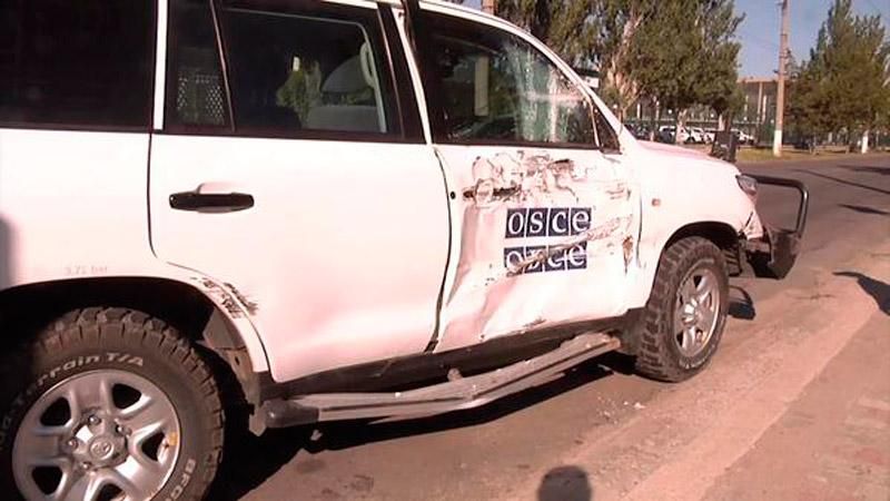 Тролейбус "влетів" в автомобіль ОБСЄ в Луганську Тролейбус "влетів" в автомобіль ОБСЄ в Луганську