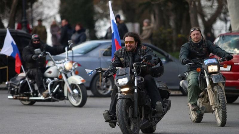 "Ночные волки" Путина пытались взять штурмом военную часть в Крыму, — СМИ "Ночные волки" Путина пытались взять штурмом военную часть в Крыму, — СМИ