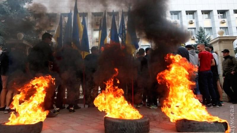 В Одессе активисты подрались с силовиками и зажгли шины