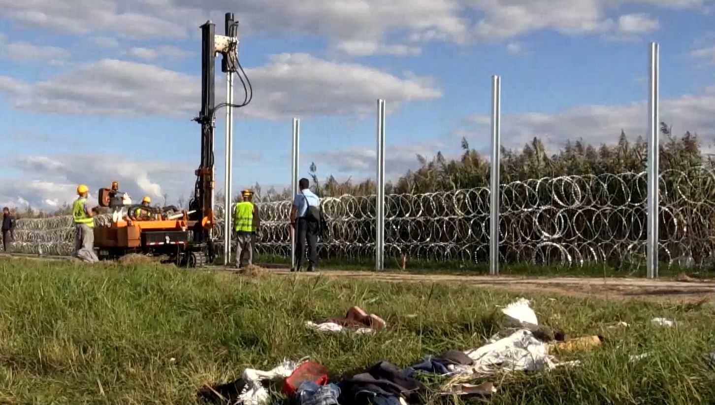 Венгерские узники возводят стену на границе с Сербией Венгерские узники возводят стену на границе с Сербией