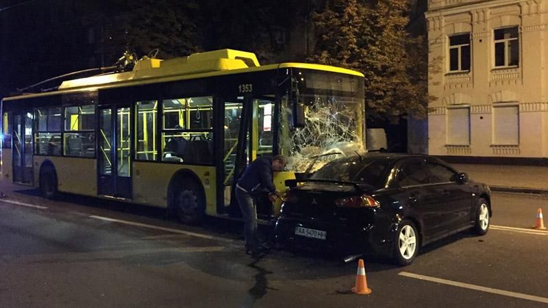 Іномарка розбила новенький тролейбус у Києві