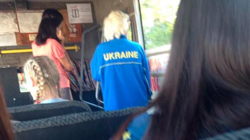 Жінка в костюмі "Ukraine" засвітилася в Луганську Жінка в костюмі "Ukraine" засвітилася в Луганську