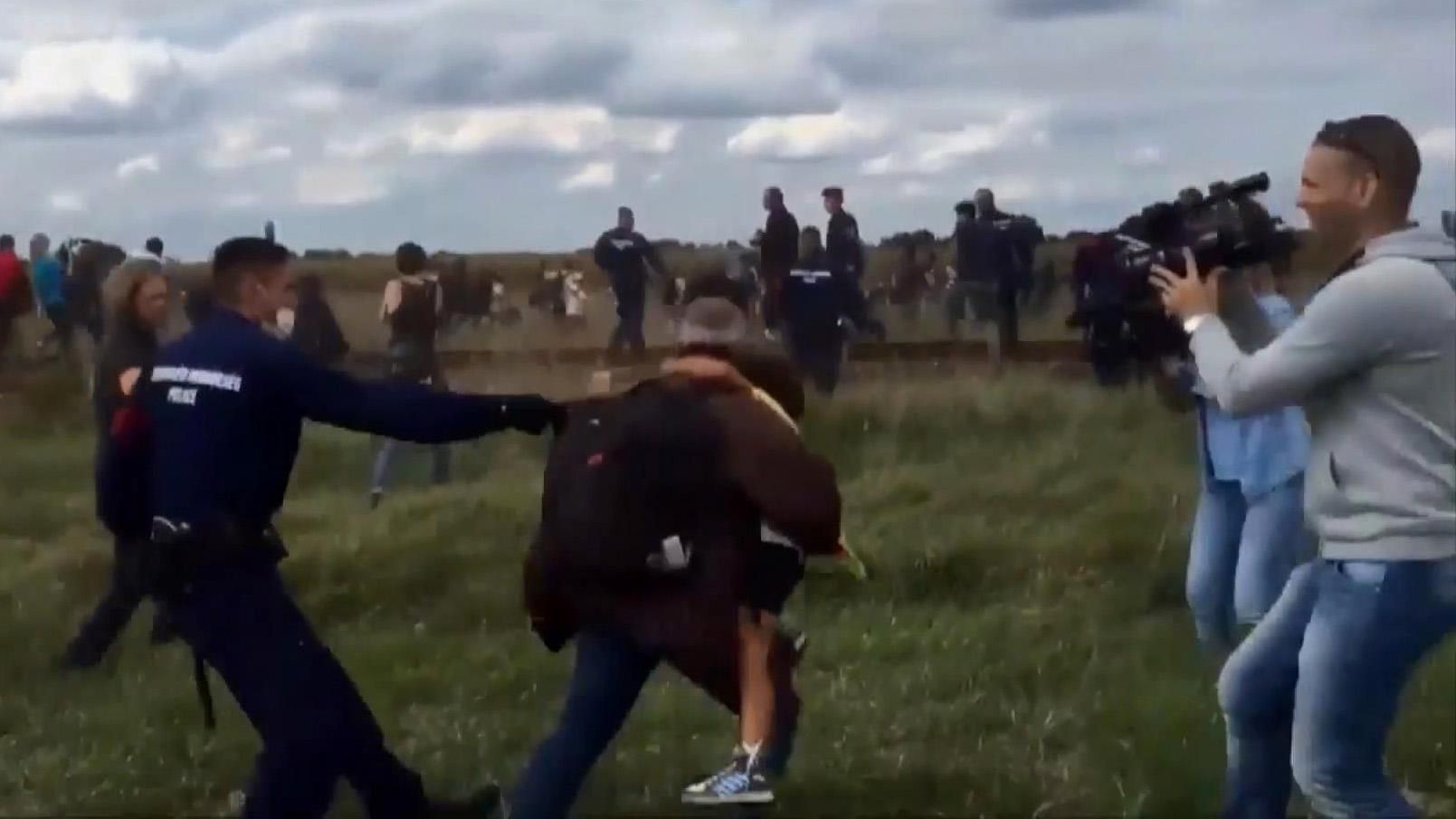 Журналістка підступно познущалась над біженцем з дитиною в Угорщині Журналістка підступно познущалась над біженцем з дитиною в Угорщині