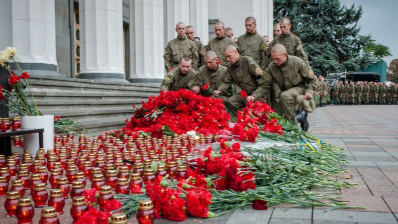 Подвір’я Ради у  свічках і квітах: у Києві пом'янули  загиблих нацгвардійців