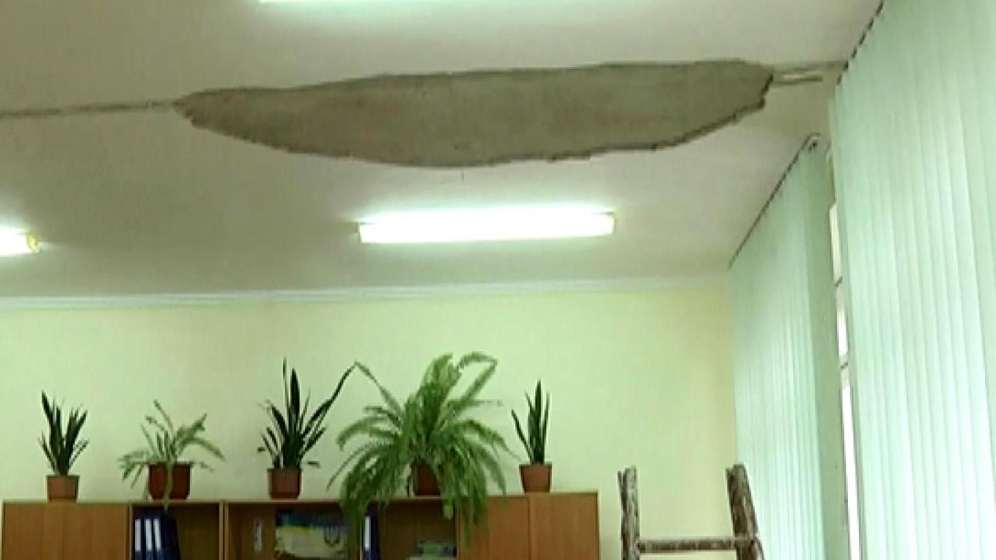 В волынской школе посреди урока обвалился потолок