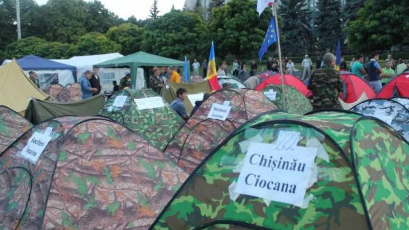 Молдавские "майдановцы" обживаются: утепляют палатки, завели парикмахера Молдавские "майдановцы" обживаются: утепляют палатки, завели парикмахера