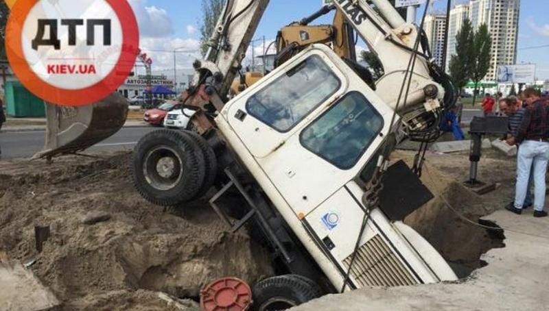 Ескаватор провалився під землю у Києві
