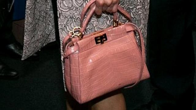 Сумка Марини Порошенко за півмільйона не дає спокою інтернет-користувачам Сумка Марини Порошенко за півмільйона не дає спокою інтернет-користувачам