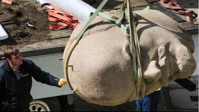 У Берліні викопали гігантську голову Леніна У Берліні викопали гігантську голову Леніна