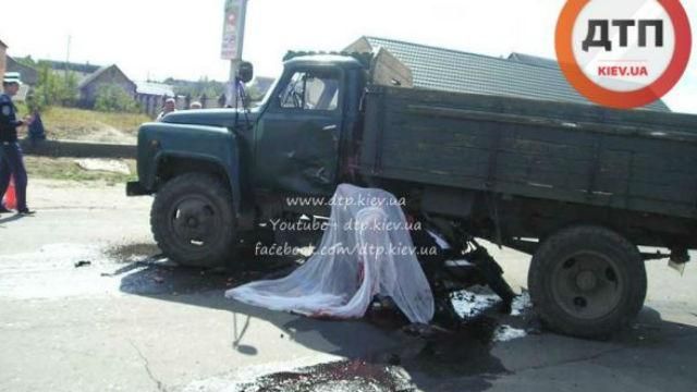 Без шансу вижити. Мотоцикліст на великій швидкості врізався у вантажівку Без шансу вижити. Мотоцикліст на великій швидкості врізався у вантажівку