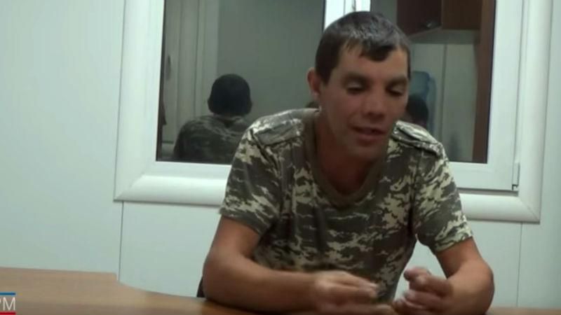 Работники ФСБ допрашивают "украинского военного" — появилось видео