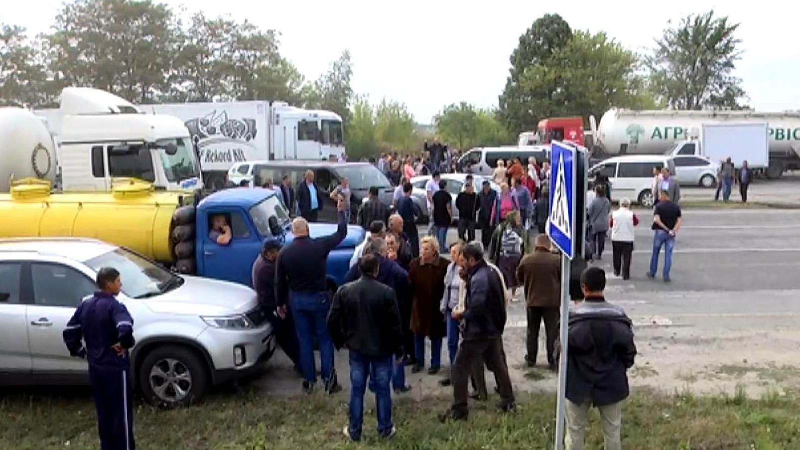 Розбірки за землю влаштували посеред траси міжнародного значення Розбірки за землю влаштували посеред траси міжнародного значення