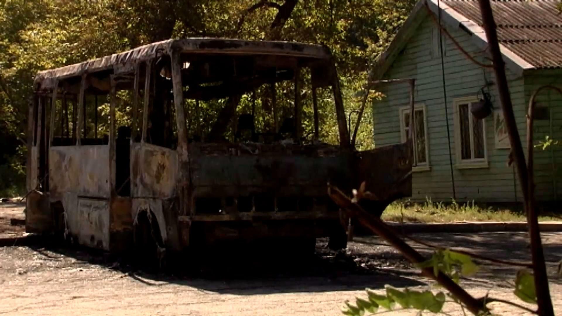 Автобус, на котором ехали бойцы "Донбасса", сгорел дотла