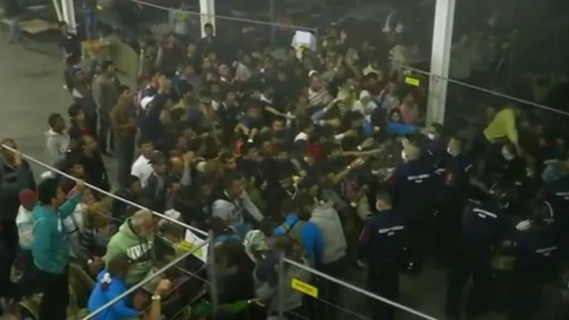 Крики та шалена тиснява: як в ЄС кидали їжу мігрантам Крики та шалена тиснява: як в ЄС кидали їжу мігрантам