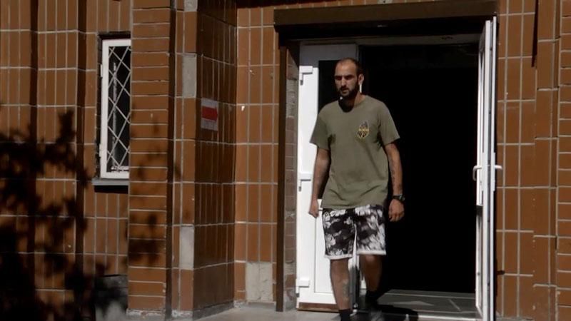 После тяжелого ранения боец рвется на фронт После тяжелого ранения боец рвется на фронт