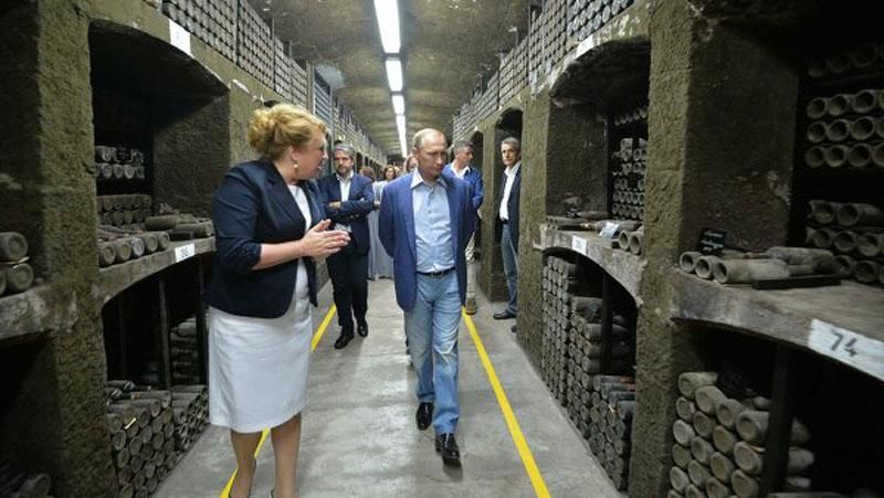 Путін похвалився Берлусконі  анексованим вином Масандри