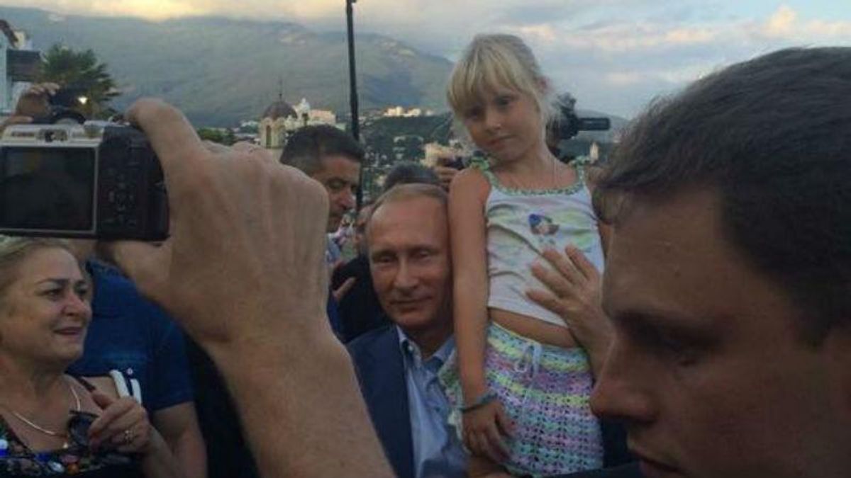 Педофил и бедная девочка: соцсети смеются с очередного фото Путина с ребенком Педофил и бедная девочка: соцсети смеются с очередного фото Путина с ребенком