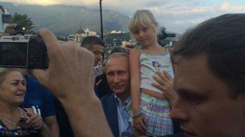 Педофил и бедная девочка: соцсети смеются с очередного фото Путина с ребенком