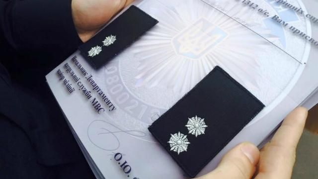 Як виглядають нові погони для нових поліцейських: замість радянських — американські Як виглядають нові погони для нових поліцейських: замість радянських — американські