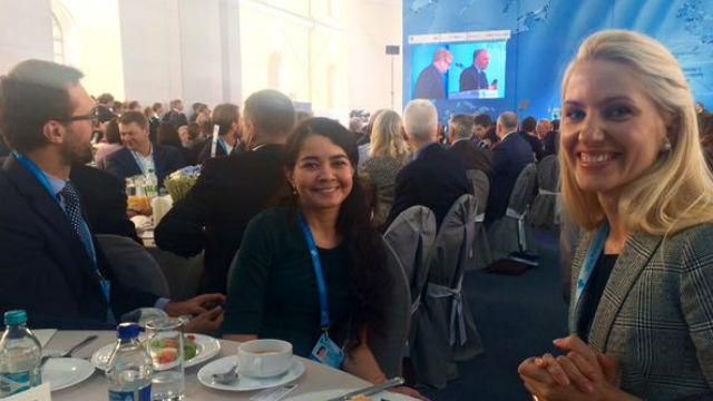 Елтон Джон у Києві подякував українським нардепам Елтон Джон у Києві подякував українським нардепам