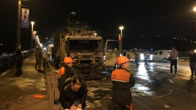 Серйозна пожежа у Києві: вщент згорів сміттєвоз 
