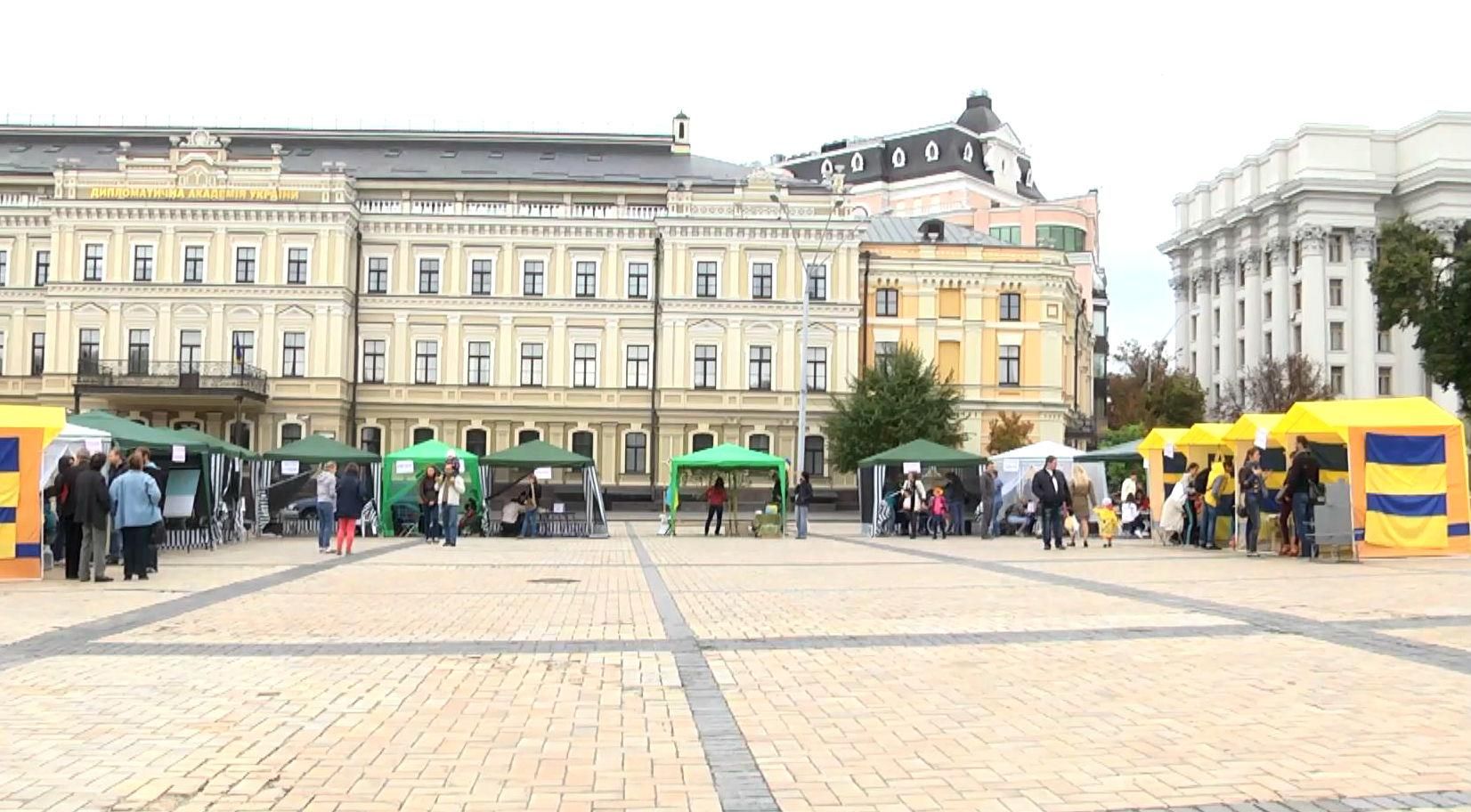 Подарки для бойцов: люди изготавливали обереги для бойцов АТО в Киеве Подарки для бойцов: люди изготавливали обереги для бойцов АТО в Киеве