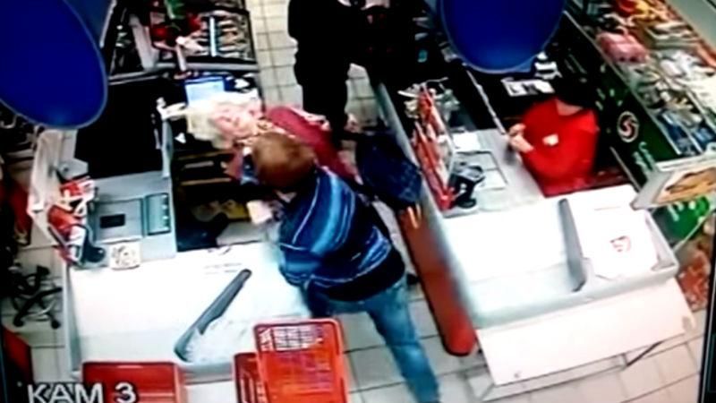 Россиянин прямо в супермаркете жестоко нокаутировал старушку