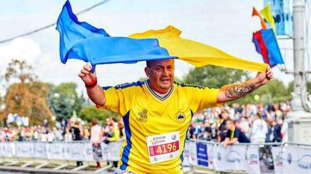 Фото дня. На марафоне в Минске пронесли сине-желтый флаг