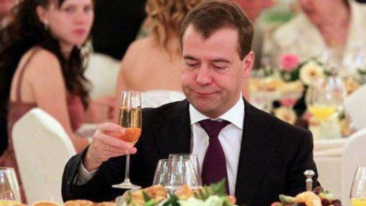 Соцсети затроллили Медведева в день его 50-летия Соцсети затроллили Медведева в день его 50-летия