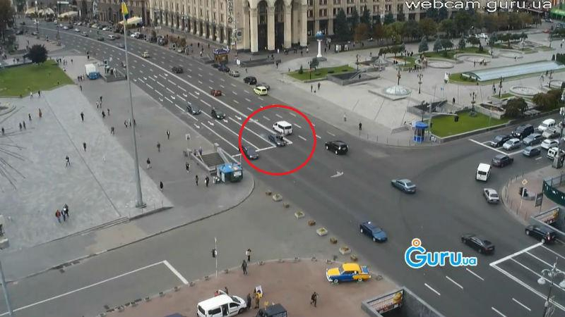 ДТП в Киеве: пешеходов сбила машина, когда они "перебегали" Майдан Незалежности