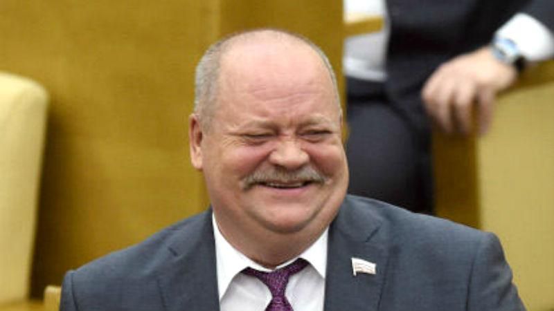 Російський депутат не зміг вилізти з танка через свої "пишні форми" Російський депутат не зміг вилізти з танка через свої "пишні форми"