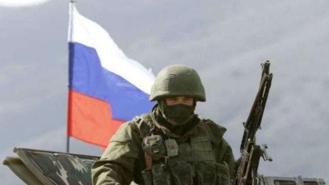 Бійці взяли у полон російського офіцера Бійці взяли у полон російського офіцера