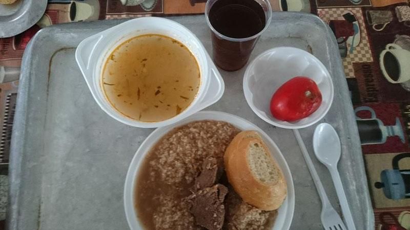 Гнилые помидоры и "деревянное" мясо фото воскресного обеда военных