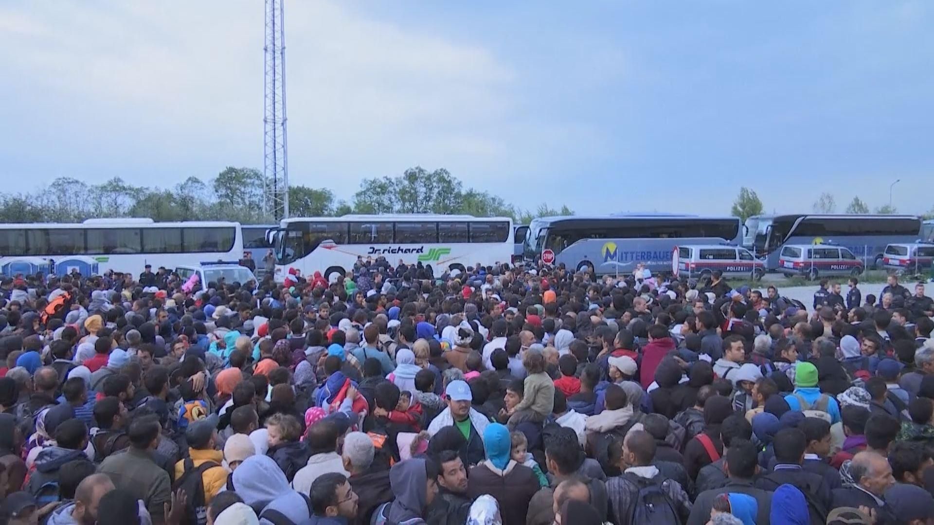 Евросоюз решил платить за беженцев другим странам Евросоюз решил платить за беженцев другим странам