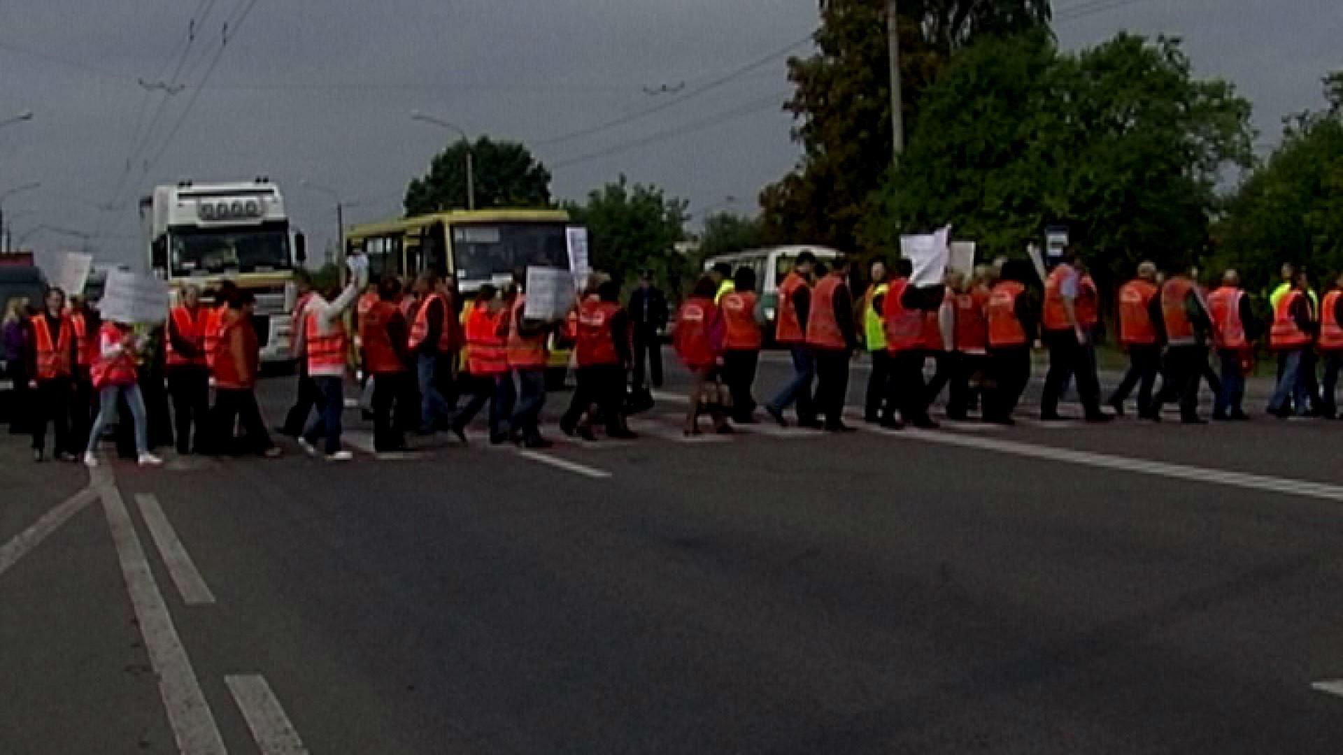 Дорожные работники перекрыли автодороги возле Луцка
