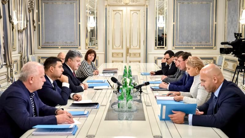 Завершилась закрытая встреча Порошенко с главами фракций: первые подробности